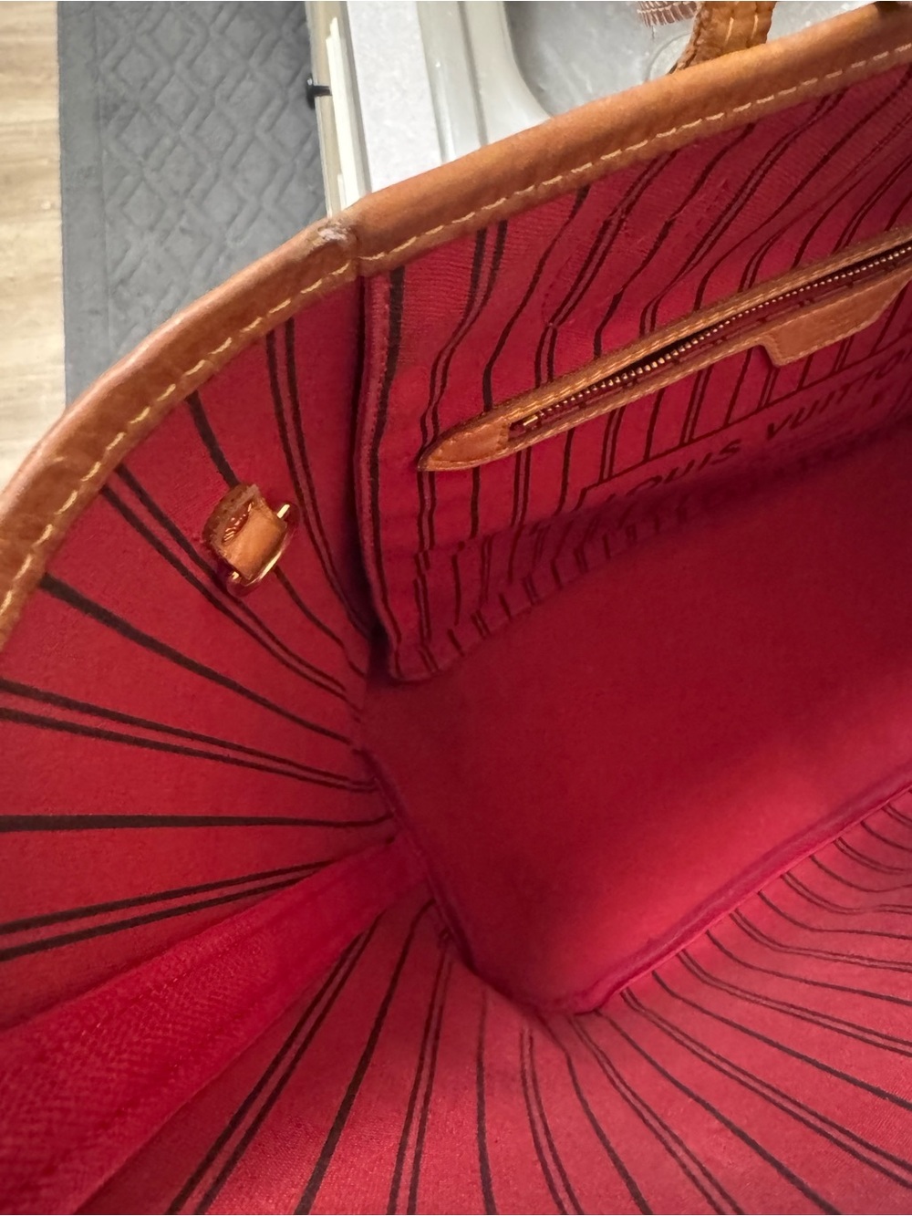 Louis Vuitton Neverfull MM Monogram Tote with Pouch - Picture 4 of 6